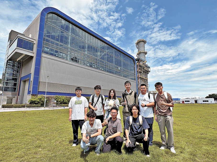 ●同學實地考察中電業務營運設施。中電供圖