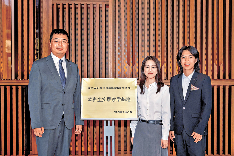 ●左起：中電香港業務智能電網戰略首席經理姜天翔、王奕茗與陳朝浩。中電供圖