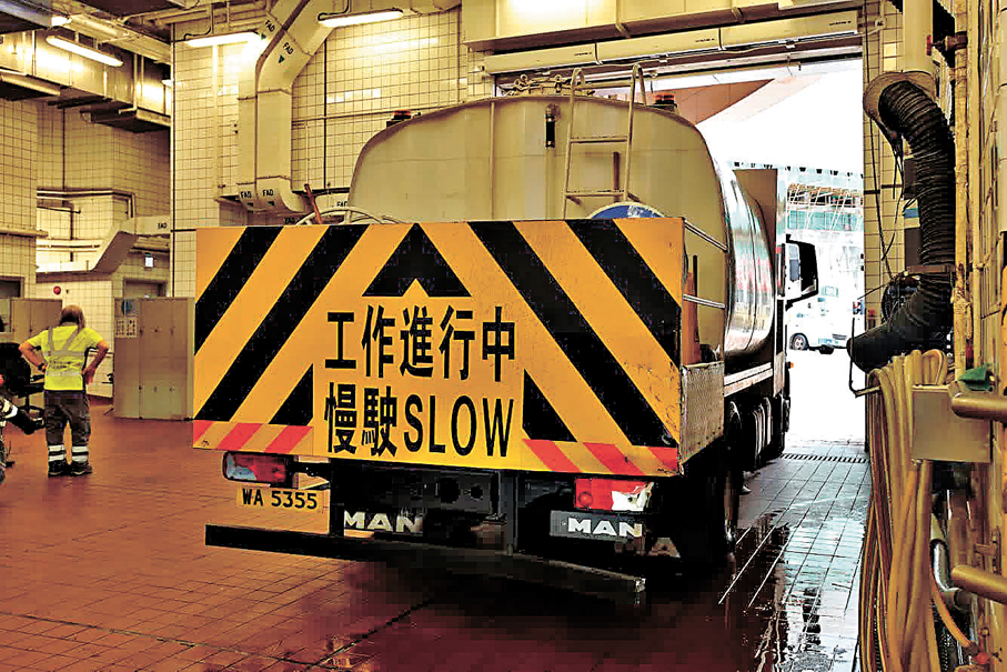 ●洗街水車車尾輕微損毀。