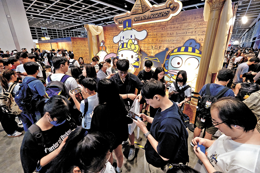 ●香港文匯報記者昨日在Sanrio攤位發現，排隊人龍形成迂迴曲折的「蛇餅」陣勢，人與人之間僅餘半個身位，寸步難行。 香港文匯報記者涂穴  攝