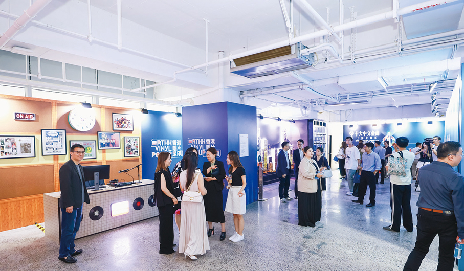 ●「香港唱片足印展」展出港台音樂資料庫的珍藏，包括約130張不同年代的黑膠唱片封套、歷屆十大中文金曲獎杯、場刊及海報等。