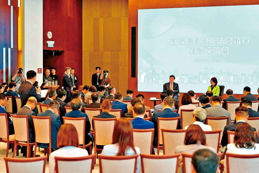 ●李家超出席行政長官與立法會議員對談交流會，與67位議員進行對談交流。 李家超Fb圖片