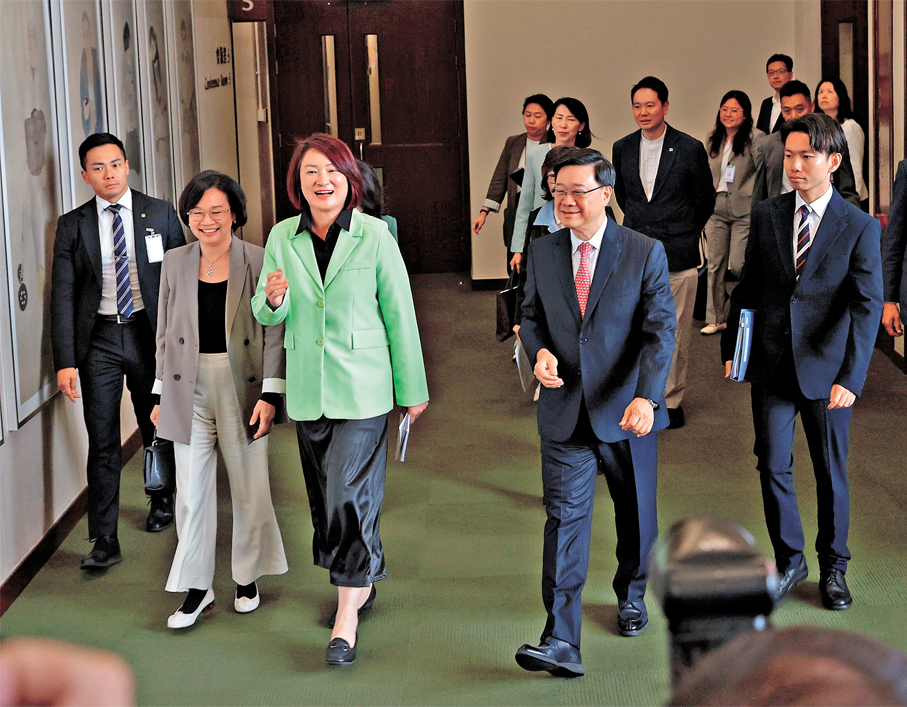 ●行政長官與議員們在輕鬆、坦誠氣氛下互動。 香港文匯報記者北山彥 攝