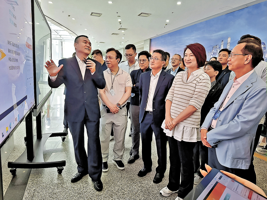 ●立法會議員早前於北京市12345市民熱線服務中心考察服務流程。資料圖片