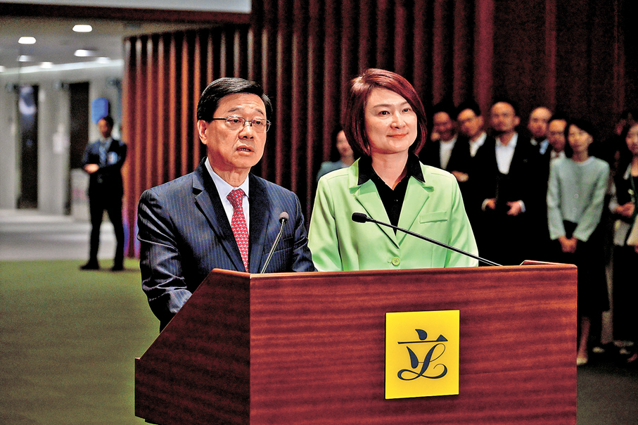 ●行政長官出席與立法會議員對談交流會後會見傳媒。