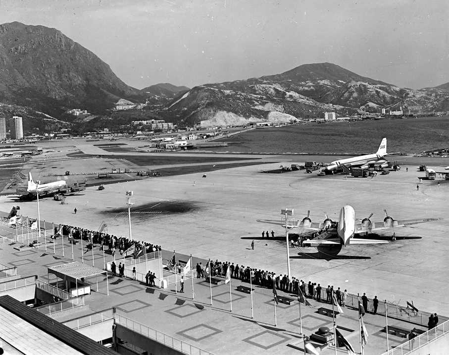 ●1962年的啟德機場客運大樓瞭望台和停機坪。