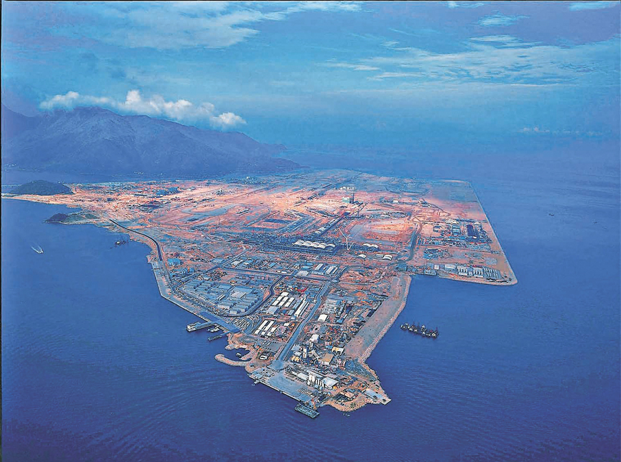●上世紀九十年代，新香港國際機場的建築工程正全速進行。