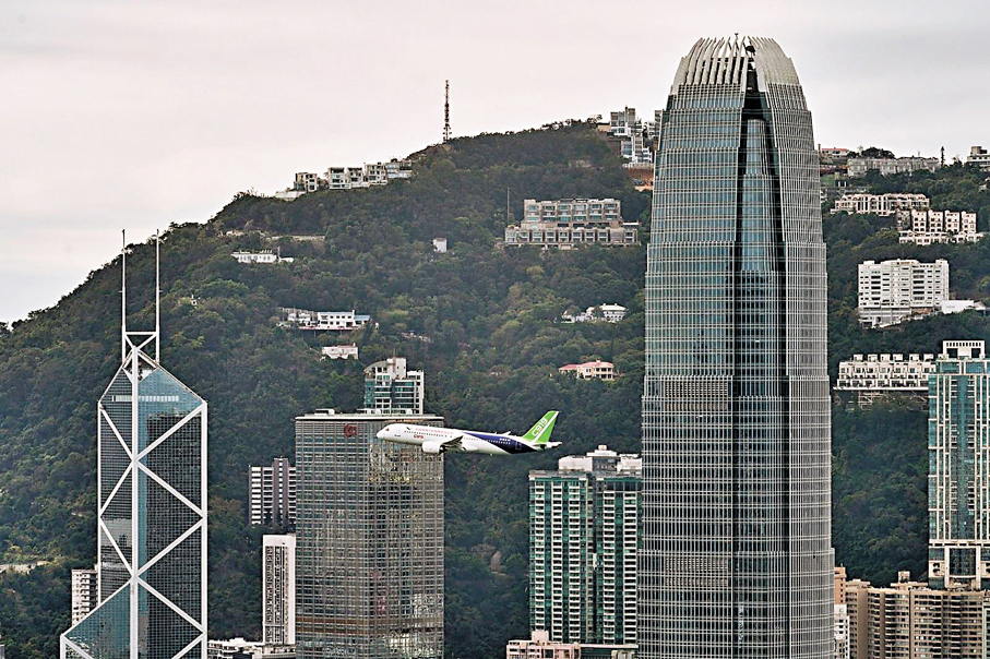 ●C919在港期間飛越維多利亞港上空作演示。