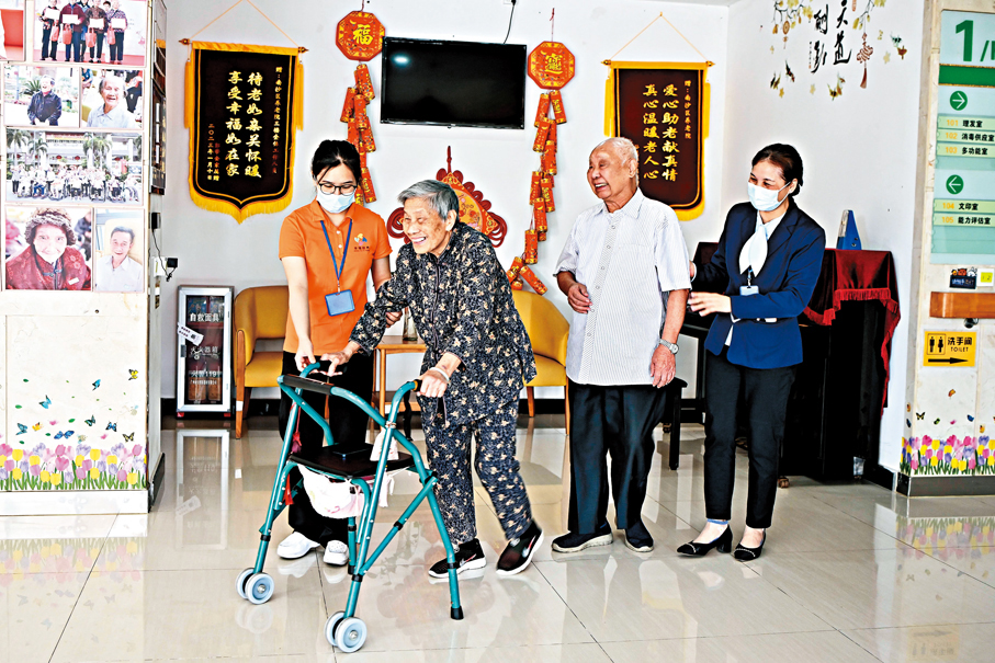●圖為較早前在廣東省廣州市南沙區養老院內，工作人員與香港老人聊天。  資料圖片