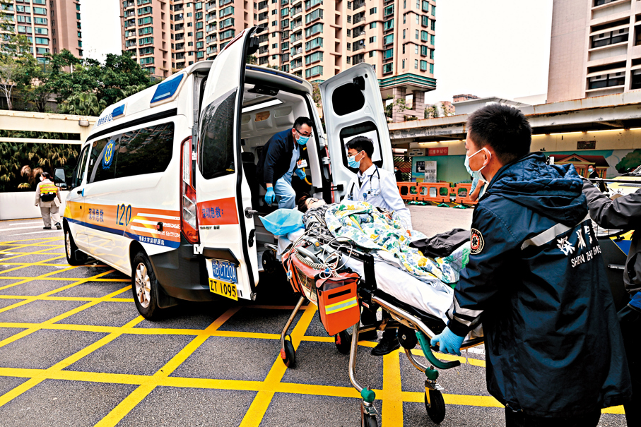 ●早前參與「大灣區跨境直通救護車試行計劃」演練的人員模擬運送病人前往香港大學深圳醫院。 資料圖片