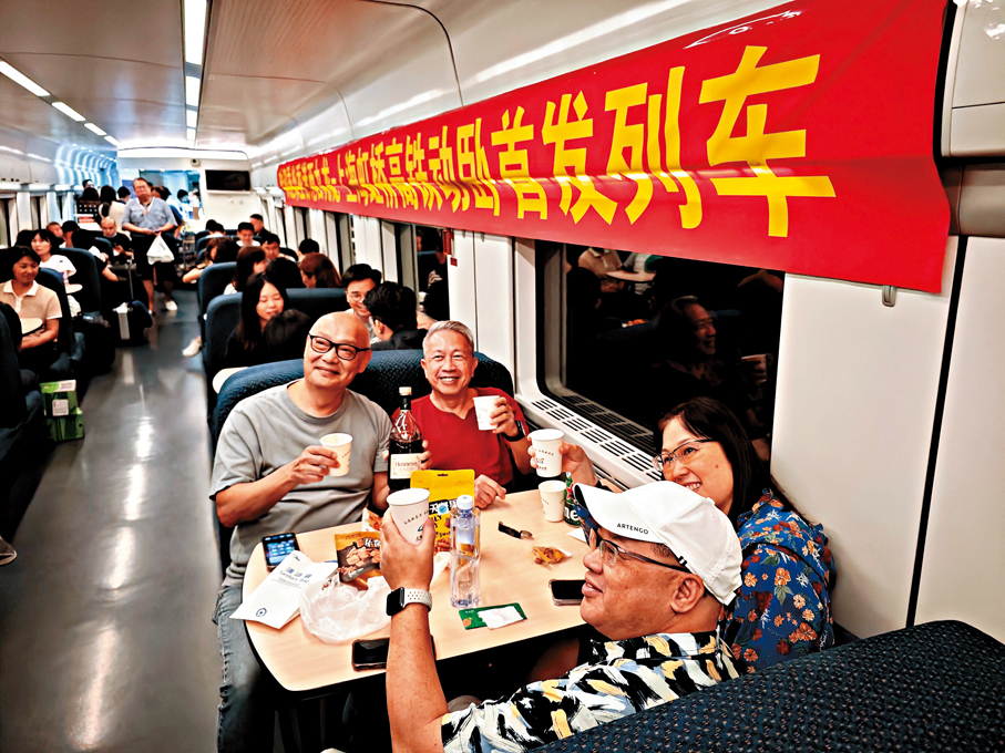●乘客在香港西九龍至上海虹橋D908次高鐵動臥列車上合影留念。 資料圖片