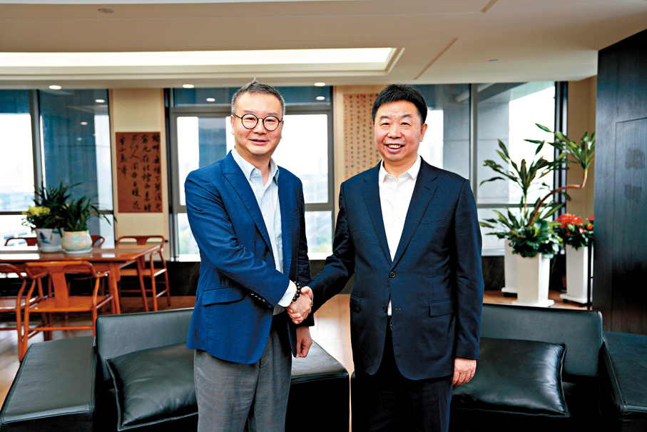 ●連連數字董事長章徵宇（右）接受香港文匯報《經湋論》主持陳湋銘訪談。香港文匯報記者黃宇威  攝