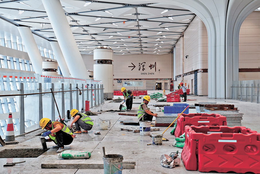 ●工人在建設中的皇崗口岸聯檢大樓內施工。資料圖片