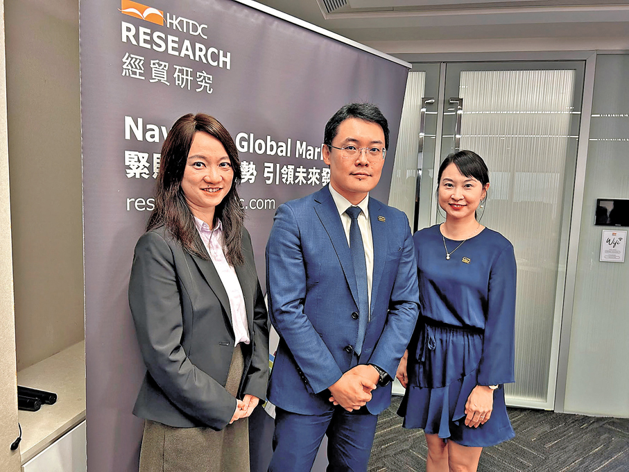 ●貿發局研究總監龐溟（中）、首席經濟師胡潔雯（左）及高級經濟師楊翠麗