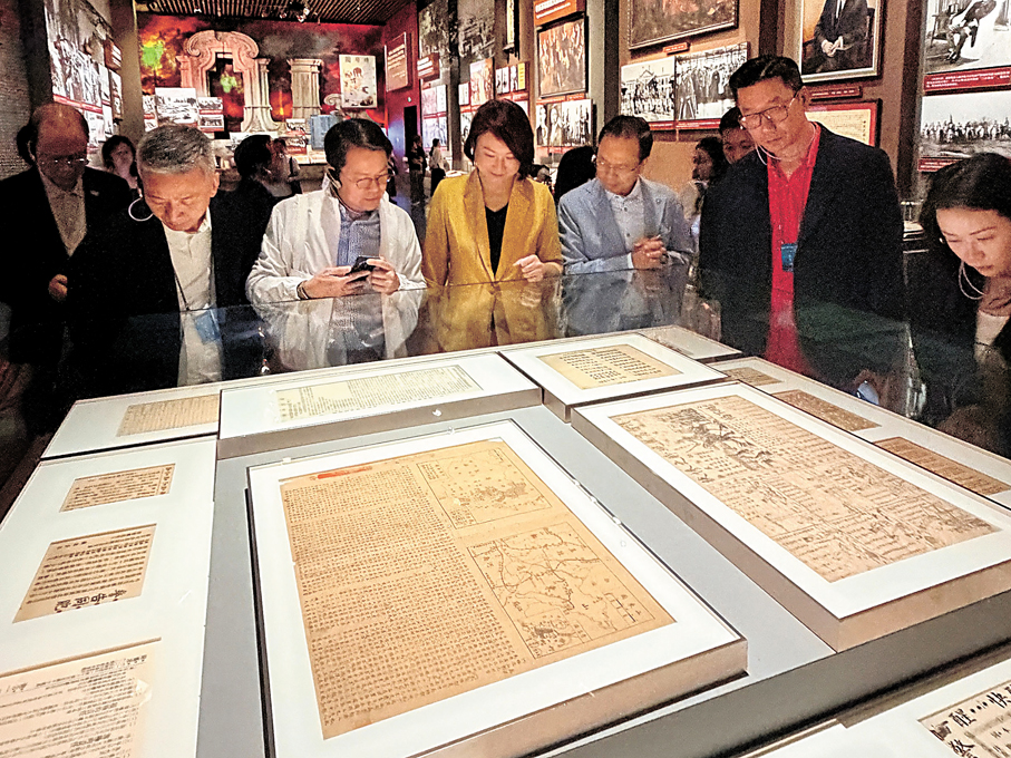 ●立法會議員參觀中國共產黨歷史展覽館。 作者供圖