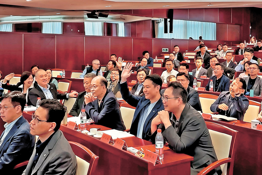 ●圖為立會上京研修班學員出席「不斷完善以憲法為核心的中國特色社會主義法律體系」專題講授。 作者供圖
