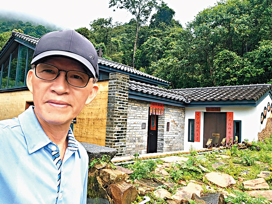 ●在講台上教書二十多年的曾玉安，早年毅然放棄高薪厚職，投身鄉郊保育與活化。受訪者供圖