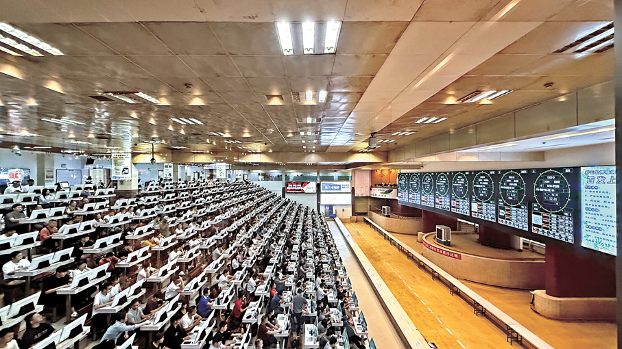 ●昆明花拍中心內，900多個交易席位座無虛席。