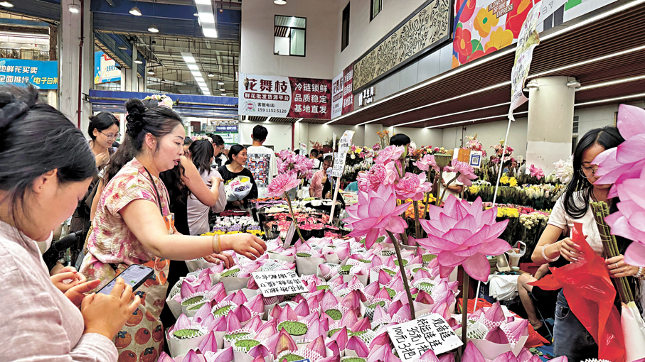 ●斗南花卉市場成為很多遊客體驗「花潮人海」的熱門打卡地。圖為遊客在選購鮮花。
