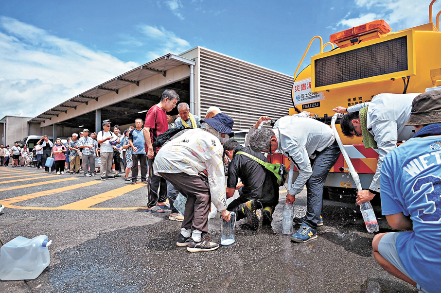 ●有超過8萬戶居民停水，需輪候水車供水。 法新社