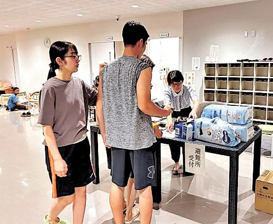 ●中國旅日僑胞將紙尿褲等物資送到避難中心。 受訪者提供