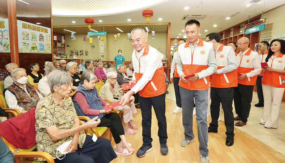 ●施清流、香港福建社團聯會執行主席兼秘書長佘德聰帶領社團骨幹成員探訪騰達護老中心長者。