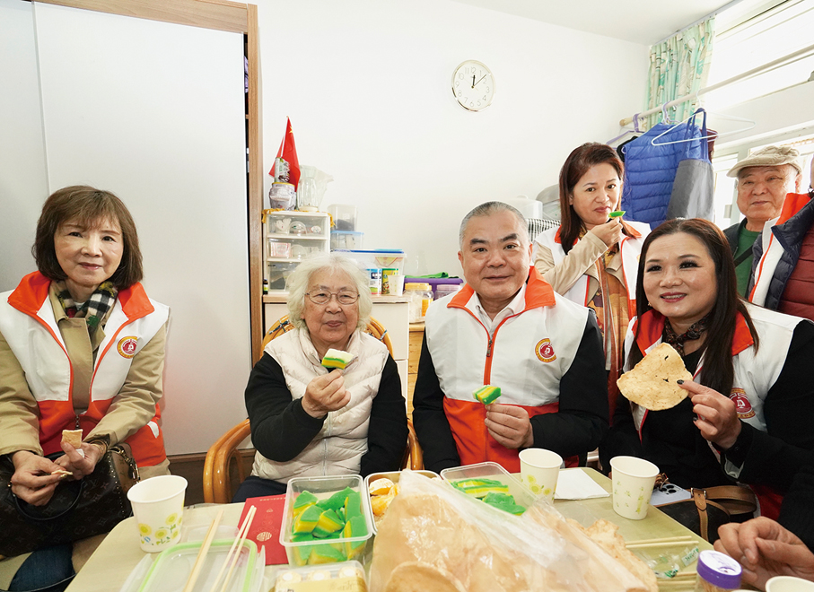 ●2026年2月10日，施清流一行於屯門看望閩籍鄉親，品嘗阿婆親手製作的斑蘭千層糕和炸蝦片。
