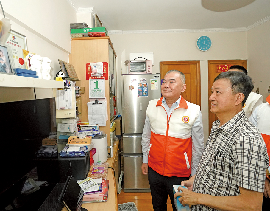 ●2026年6月1日，端午臨近，香港福建社團聯會落區探訪閩籍鄉親。家住紅磡的林伯向施清流一行細數自己多年來投身義工服務的點點滴滴。