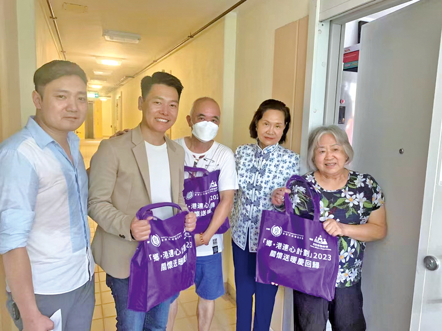 ●2023年9月，祝慶台組織義工將裝滿河南特產的「福袋」送到基層市民和長者手中。