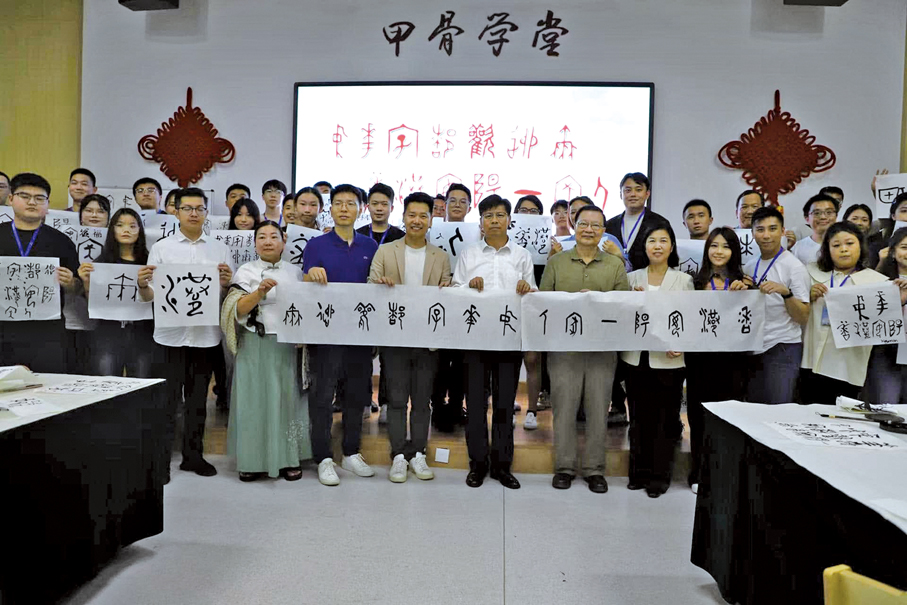 ●2023年5月，祝慶台到訪「甲骨文故鄉」，與港青一起學寫甲骨文。