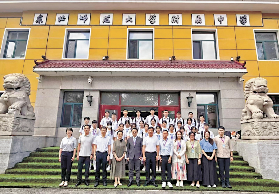 ●香島中學的32位師生到東北師大附屬中學參觀交流。 作者供圖