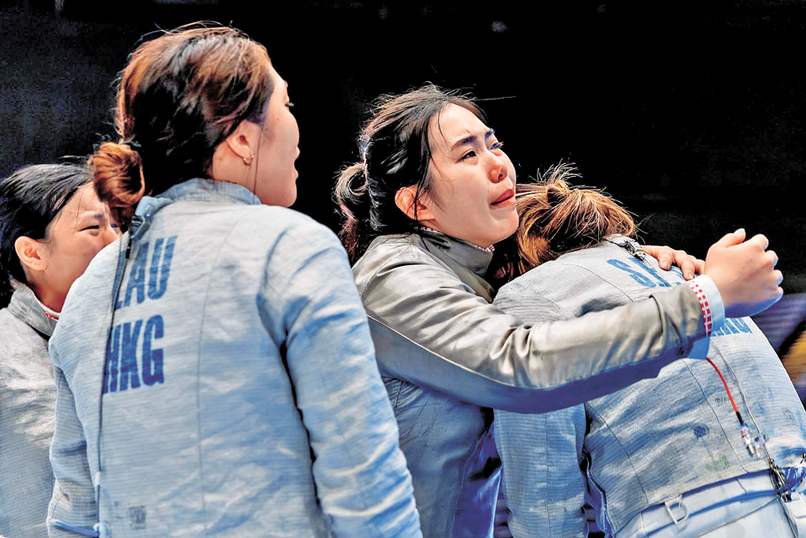 ●女佩港將四人因爭議判決落敗，哭成淚人。 劍總圖片