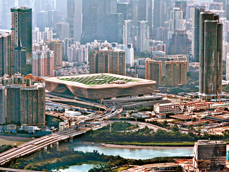 ●皇崗口岸港方口岸區於7月31日零時成立。圖為皇崗口岸聯檢大樓。
