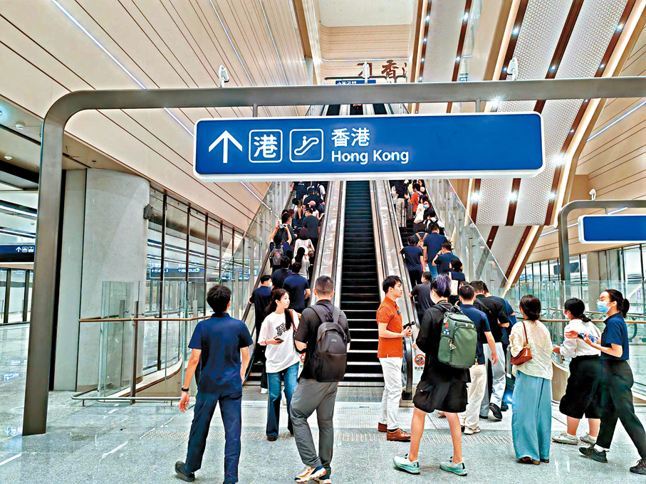 ●聯檢大樓內跨越多層樓面的長距離扶手梯，運行平穩而高效。 香港文匯報記者石華 攝