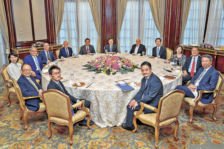 ●行政長官李家超主持特首顧問團午餐會議，以聽取顧問團成員就香港第一個五年規劃及2026年施政報告的意見。圖為昨日舉行的第三場會議。
