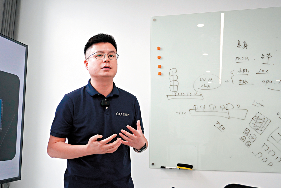 ●程寶忠接受記者採訪。香港文匯報記者趙臣  攝