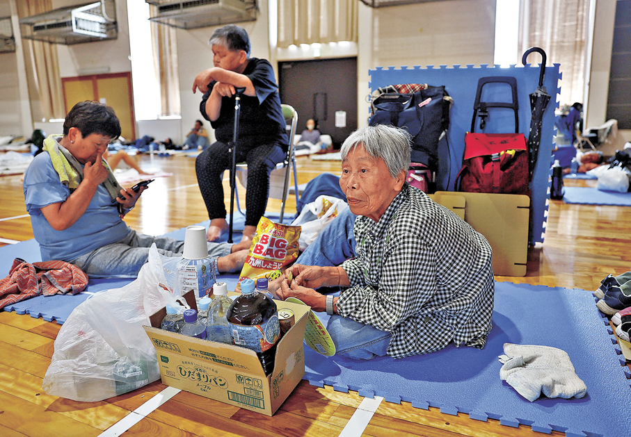 ●多個災區停水停電，災民在臨時避難所休息。路透社