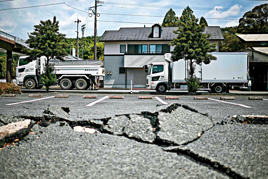 ●熊本縣冰河市路面出現裂縫。法新社