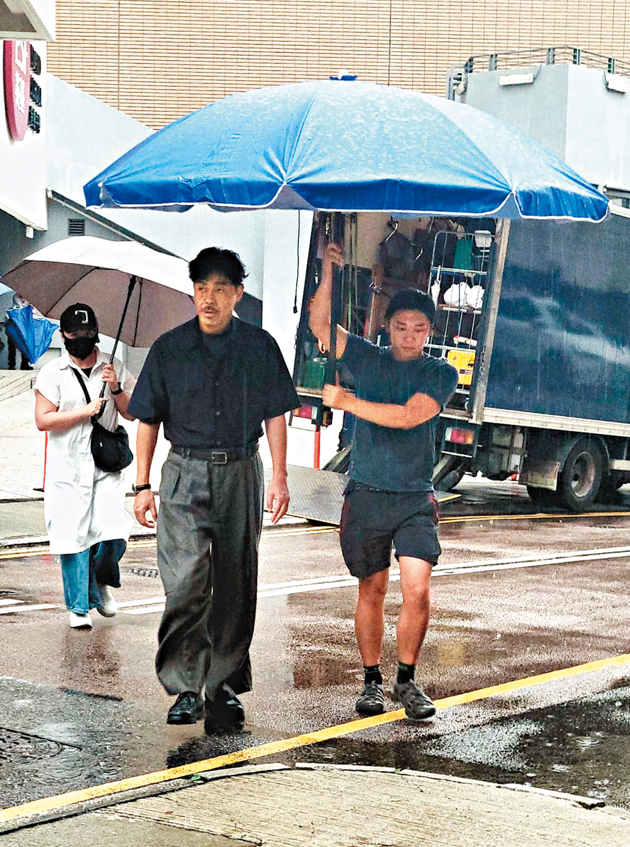 ●劉青雲坦言下雨少不免影響拍攝進度。  香港文匯報記者梁靜儀  攝