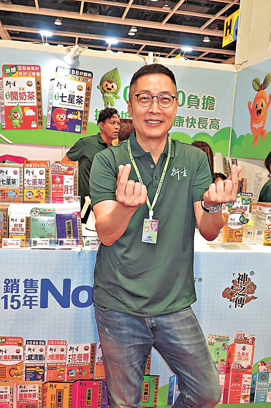 ●馬浚偉親自落場推廣新公司產品。  香港文匯報記者阿祖  攝