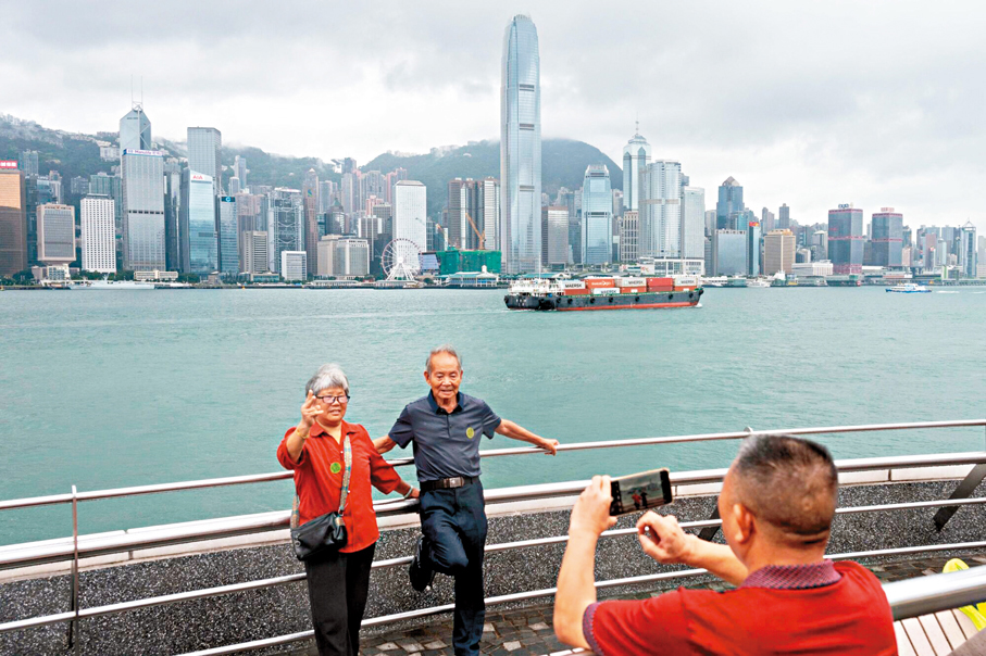 ●特區政府預期本港經濟下半年會繼續穩健增長，訪港旅客持續增長，將繼續有利服務輸出。 資料圖片