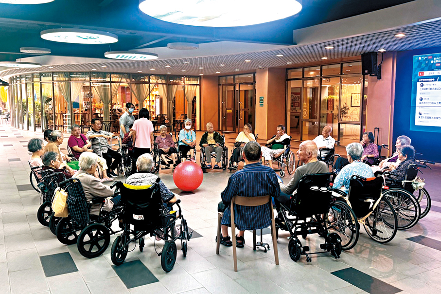 ●頤壽安養麓湖家長薈內，長者們正圍坐玩遊戲。 香港文匯報記者李紫妍  攝