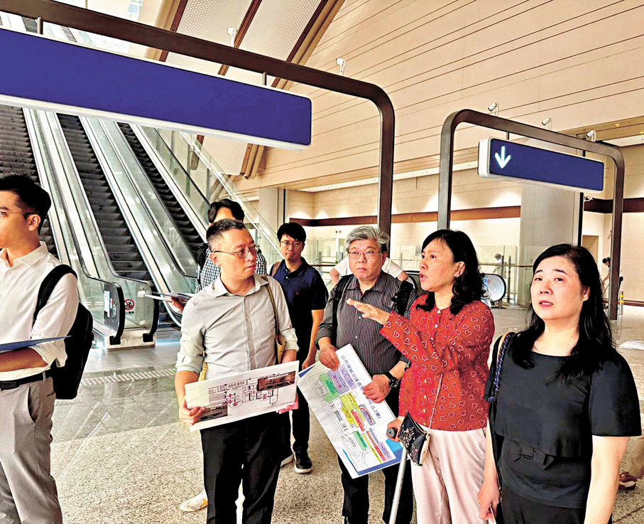 ●陳美寶與運輸局、運輸署及路政署人員視察新皇崗口岸的交通安排。運輸及物流局Fb圖片