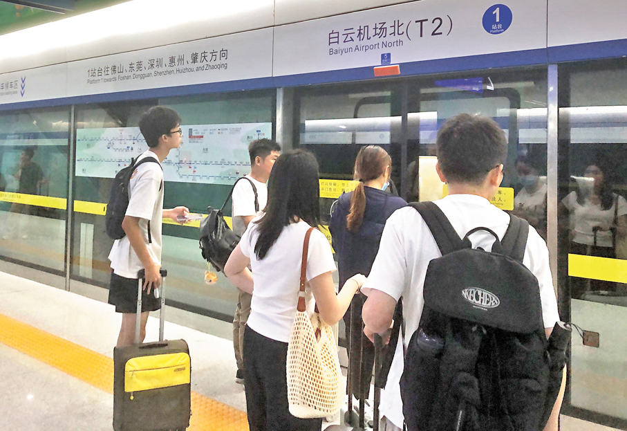●旅客在白雲機場北站搭乘列車可前往佛山、東莞、深圳、惠州、肇慶等方向。香港文匯報記者方俊明  攝
