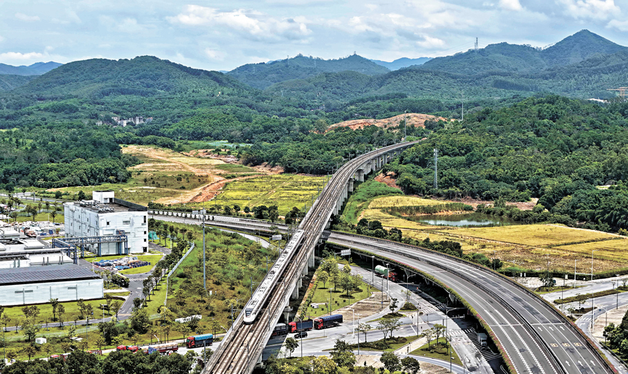 ●7月31日，列車行駛在穗深城際鐵路。新華社