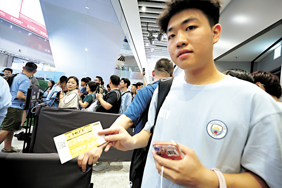 ●廣州球迷小馮認為「為熱愛買單」非常值得。香港文匯報記者北山彥  攝