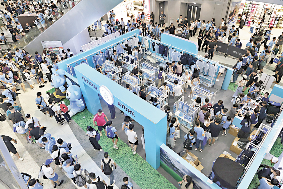 ●啟德零售館內不少球衣店、紀念品店及食肆內人頭湧湧。香港文匯報記者北山彥  攝
