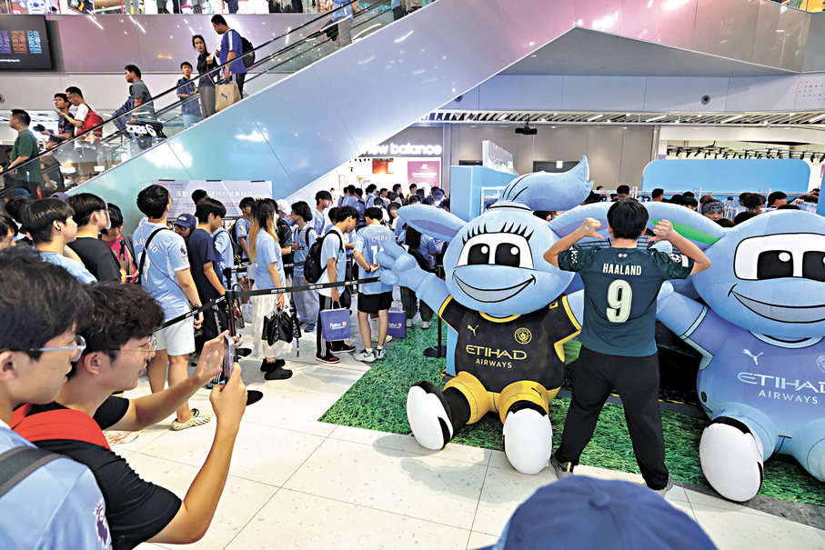 ●啟德零售館成為球迷打卡熱點。香港文匯報記者北山彥  攝