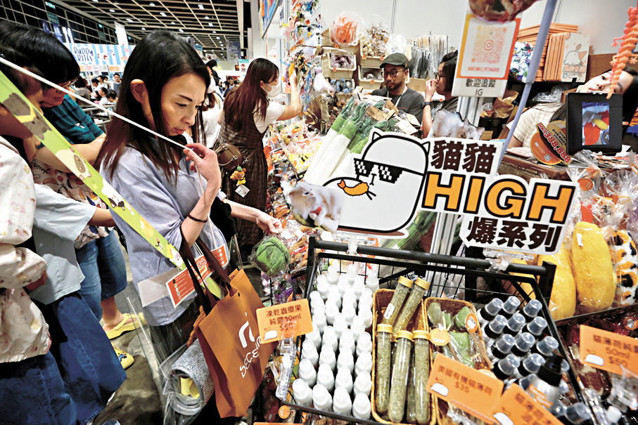 ●「貓奴」接到任務，精心為「主子」挑選心頭好。