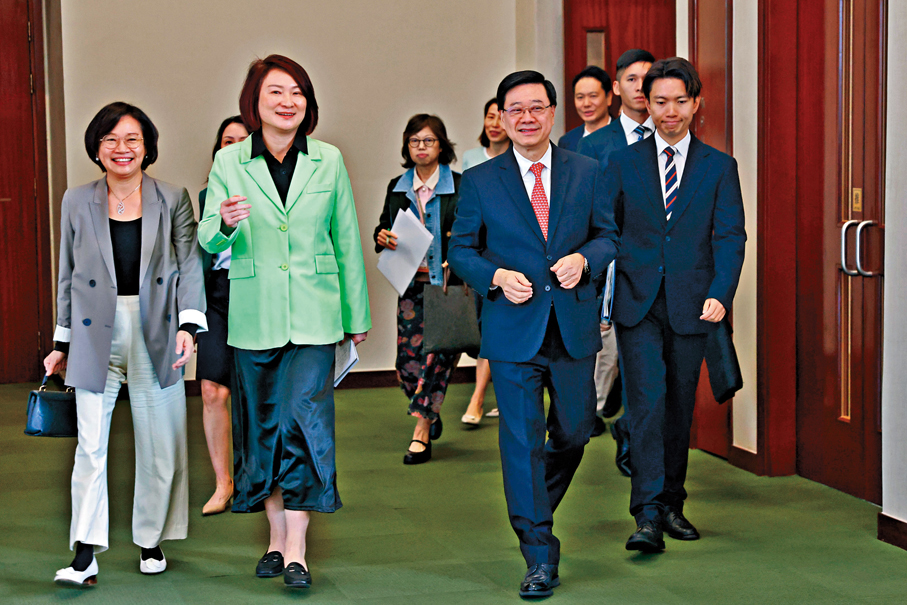●行政長官李家超與立法會議員日前舉行對談交流會。圖為李家超等會後走出會場。資料圖片